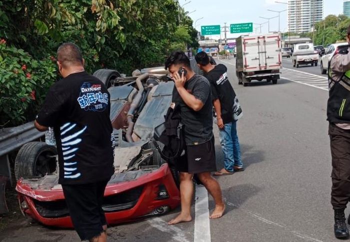 Mobil sedan yang alami kecelakaan 