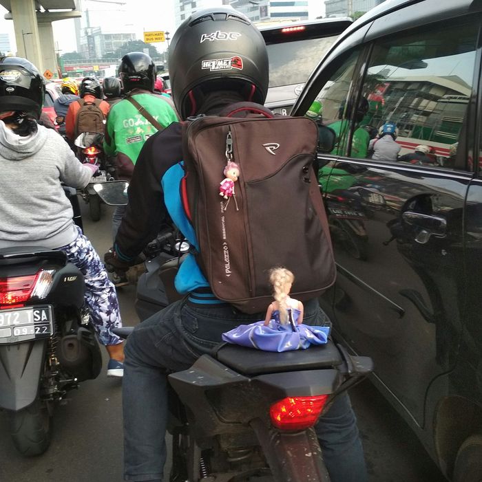 Cowon naik motor sport bonceng boneka Barbie