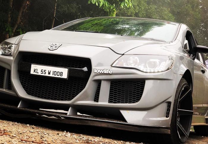 Honda Civic ini terlihat beda dengan ubahan di fascia