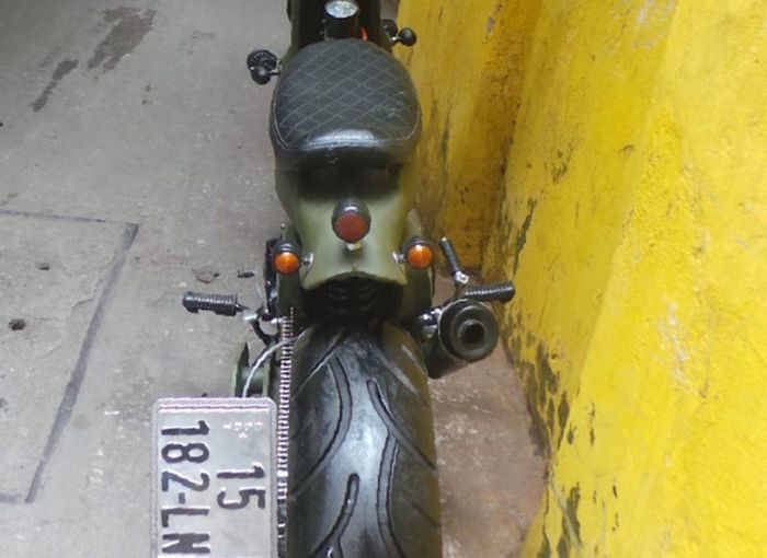 Stoplamp dan lampu sein minimalis memberi kesan ringkas pada motor ini