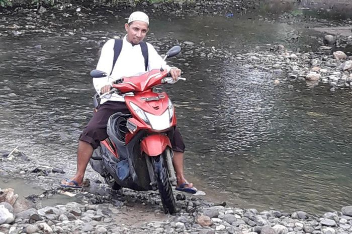 Ustadz Andi melewati sungai, mendaki bukit batu dan hutan berlumpur dengan motor matik ke pedalaman yang jaraknya 60 km