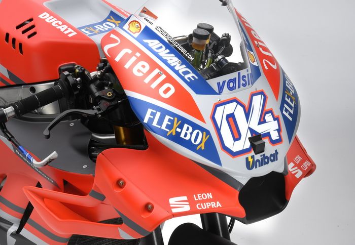 Ada aksen warna abu-abu pada livery fairing depannya