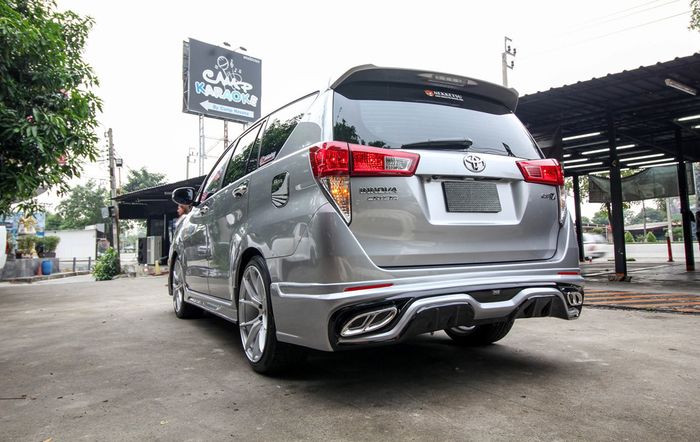 Tampilan belakang Toyota Innova Reborn pakai gril ala Lexus