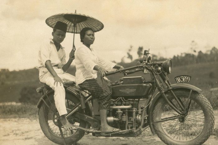 Foto pasangan diatas motor era 1920an