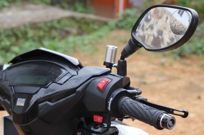 Honda Vario 125 pakai spion Honda Click, speedometer Kawasaki ZX-10R, gas spontan Domino dan master rem RCB S1