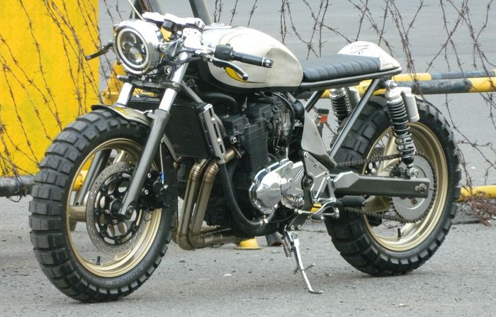 Suzuki Bandit 400 (Suzuki GSF400) custom cafe racer besutan Jowo Kustom