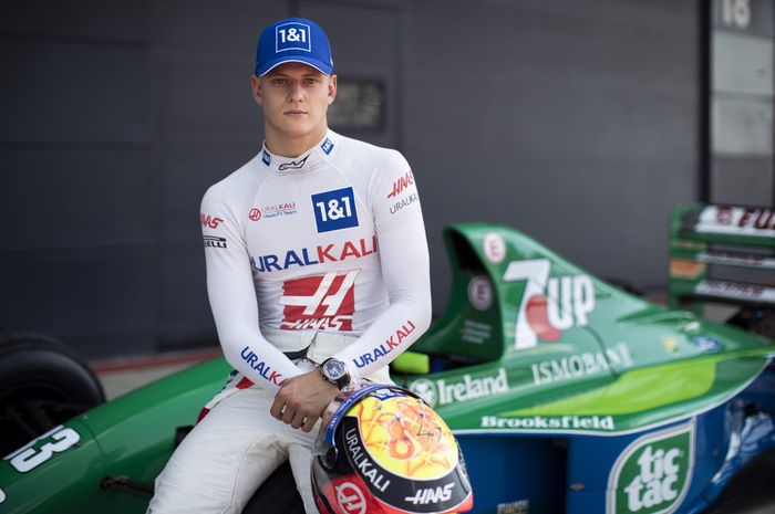 Mick Schumacher dan mobil F1 Jordan 191 yang pernah dipakai ayahnya, Michael Schumacher 30 tahun lalu