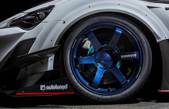 Pelek lansiran Volk Racing TE37 ukuran 18 inci