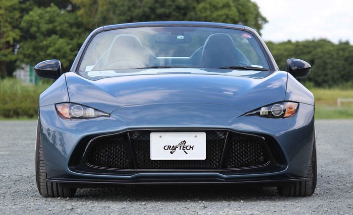 Tampang depan Mazda MX-5 dengan grl khas Aston Martin