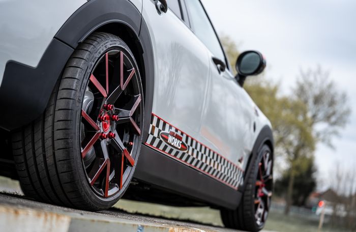 Modifikasi MINI John Cooper Works Clubman pakai pelek Tzuname Evo Barracuda