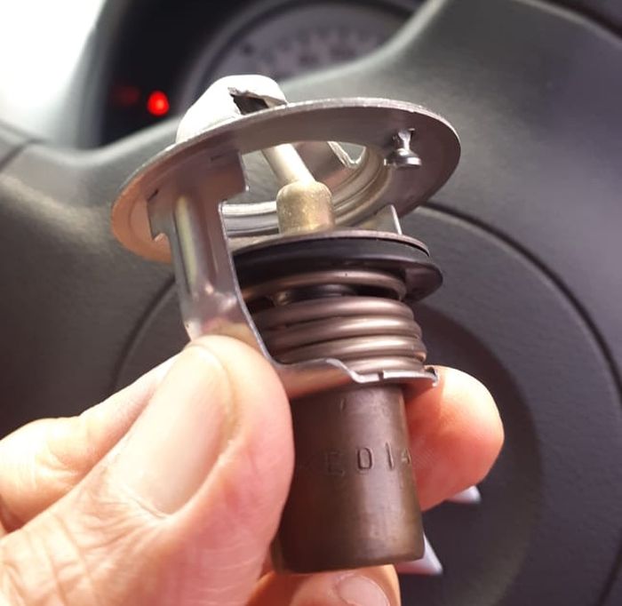 Shaft thermostat bengkok, biasa karena faktor usia