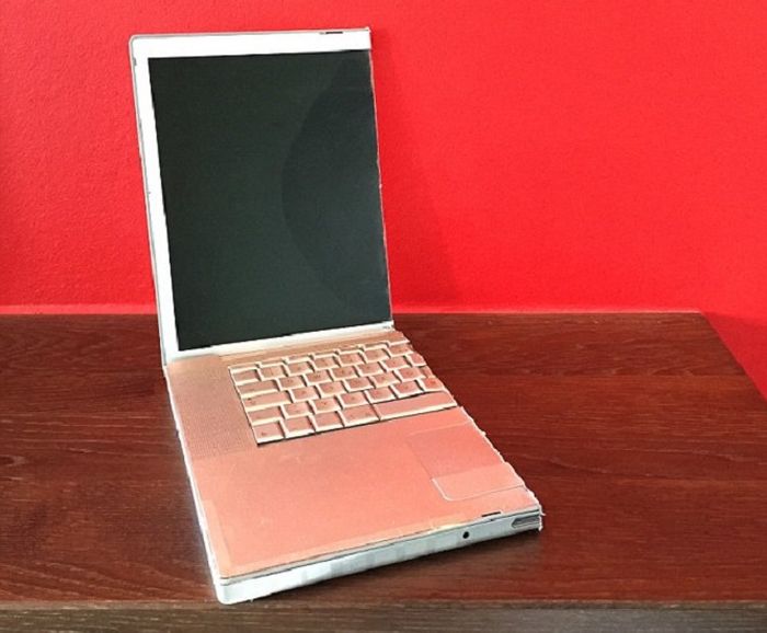 Laptop ikut dipotong tengah