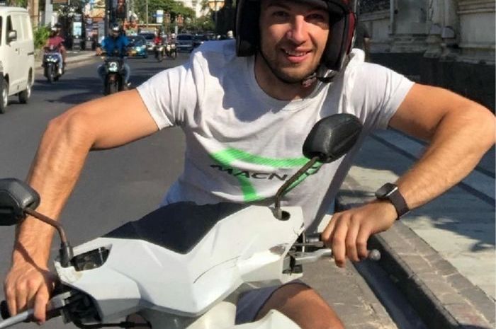 Jakub Kornfeil mengendarai skutik Honda Vario saat berlibur di pulau Bali.