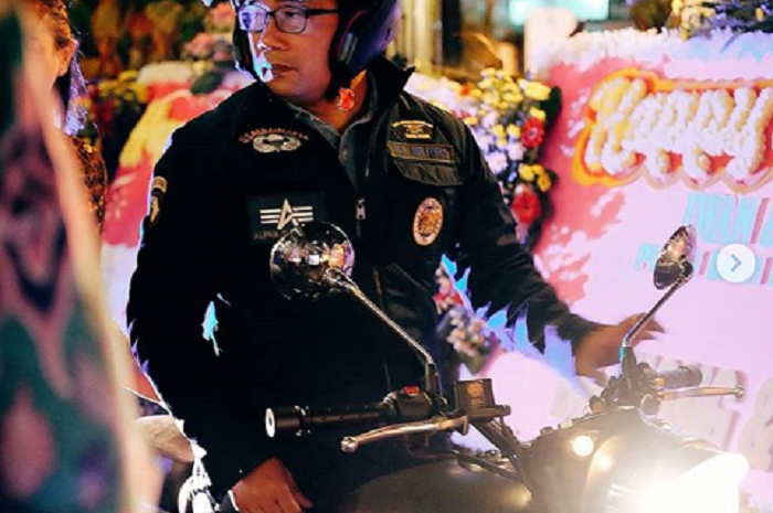 Ridwan Kamil dengan Royal Enfield Calssic di acara Anniversary Bikers Brotherhood 1% MC Indonesia