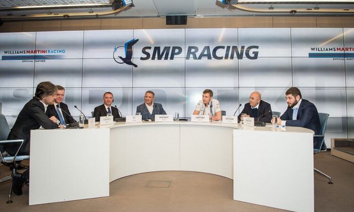 Sergey Sirotkin (ketiga dari kiri) merupakan pembalap dari program SMP Racing dalam pengembangan olahraga di Rusia