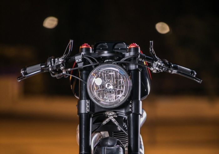 Tampilan depan cafe racer sangar ini