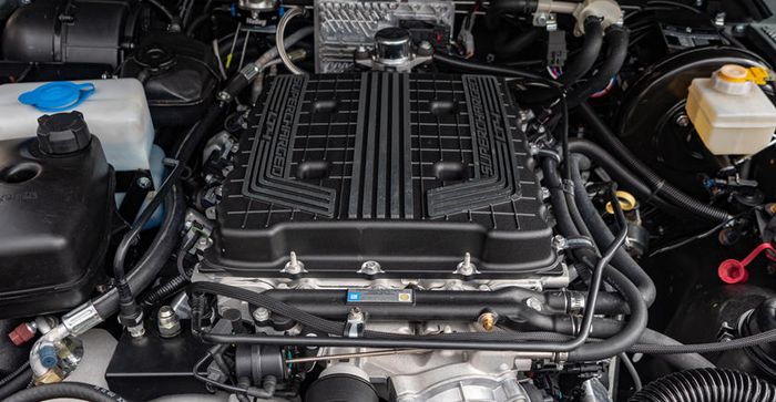 Land Rover Defender dengan mesin V8 6.200cc supercharged milik Camaro ZL1