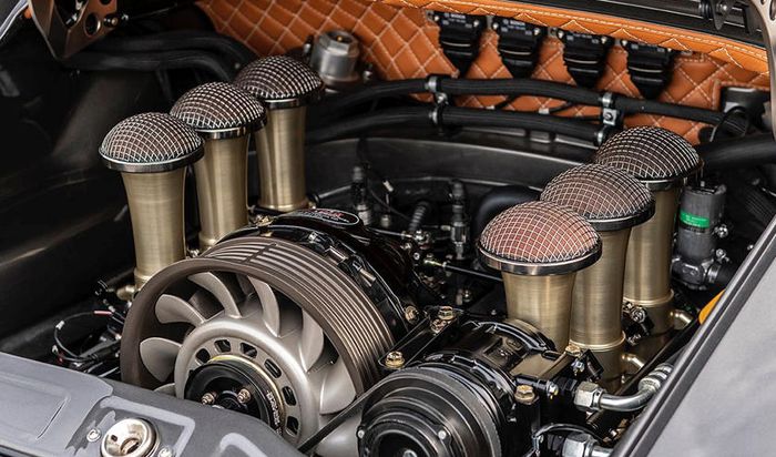 Unit mesin 4.000 cc buatan Ed Pink Racing. 