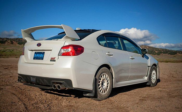 Tampilan belakang modifikasi Subaru WRX STI bergaya rally look