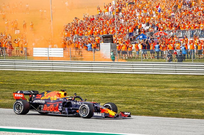 Menang di balap F1 Austria 2021, Max Verstappen menyapa penggermanya di tribun Red Bull Ring