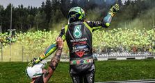 Bukan Marshal Sembarangan, Ini Identitas Orang yang Bantu Valentino Rossi Selebrasi di MotoGP Austria 2021