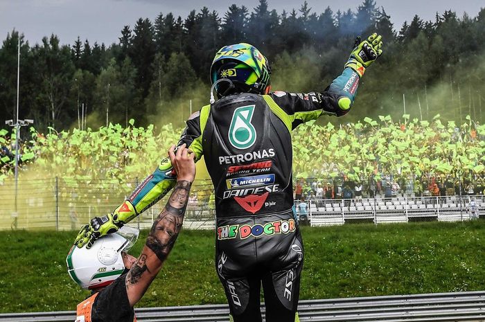 Marshal Gerhard Abel saat membantu Valentino Rossi menyapa penggemarnya di MotoGP Austria 2021