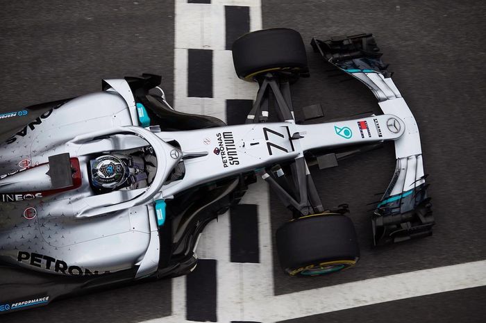 Valtteri Bottas mengendarai mobil Mercedes W09 yang dipakai tahun 2018