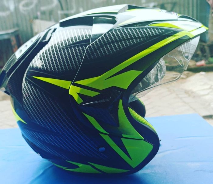 Ilustrasi water decal bermotif carbon di helm