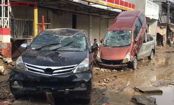 Toyota Avanza Veloz, Nissan Grand Livina korban banjir besar di Pondok Gede Permai, Jatiasih, Bekasi, Jabar (3/2/2020)