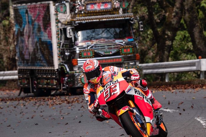 Marc Marquez salip truk di pegunungan Hakone