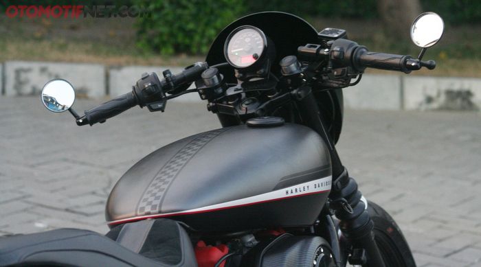 H-D Street 500 Solo. Setang model clip-on tapi enggak nunduk banget, masih enak buat harian