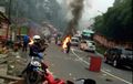 Jalur Puncak Bogor Rusuh, Pedagang Tutup Jalan Hingga Bakar Bongkaran Kios