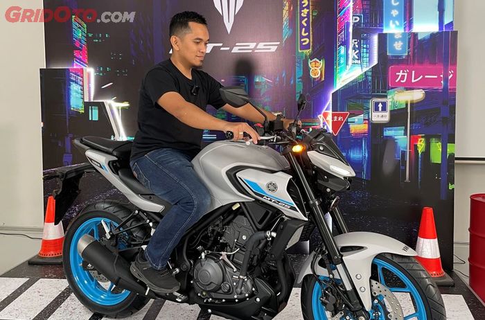 Posisi duduk Yamaha MT-25 lebih nyaman dengan setang tinggi.