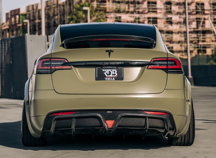 Modifikasi Tesla Model X juga memasok body kit yang bikin visual lebih berotot