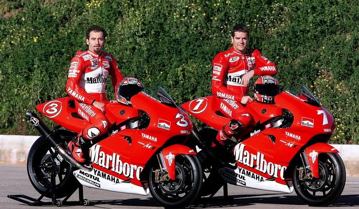 Max Biaggi (kiri) dan Carlos Checa (kanan) tahun 2001