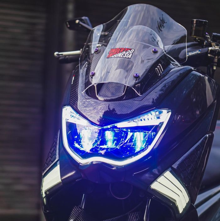 Tampang depan Yamaha NMAX kece dengan custom headlamp, sign dan area setang