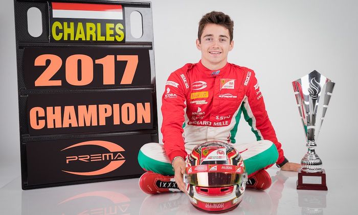 Pembalap F2 tim Prema, Charles Leclerc juara F2 2017. Perhatikan deh seragam baju balapnya, ada logo tim Ferrari bagian dada