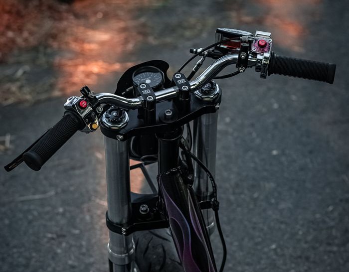 Bagian depan Yamaha Mio street racer ini sudah pakai usd plus stang custom.