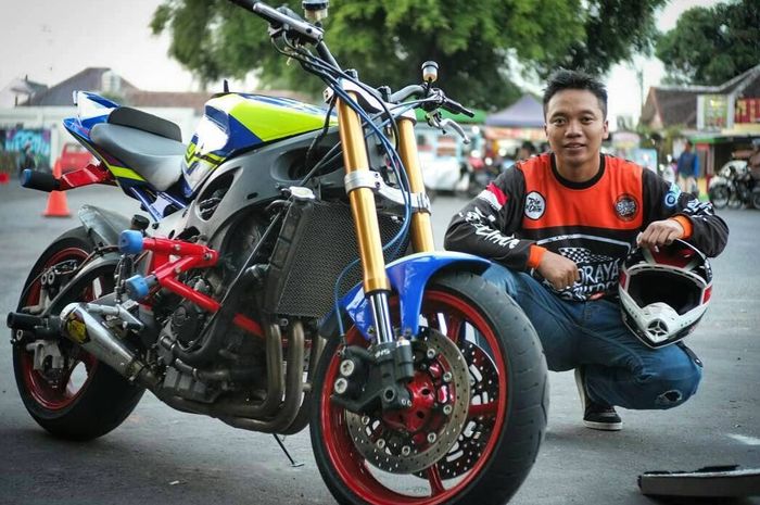 Wawan Tembong berpose bersama motor Yamaha R6 'spec freestyle' miliknya