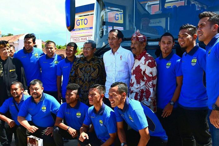 Presiden Joko Widodo meresmikan tol Soreang - Pasik Koja (Soroja) menggunakan bus klub Liga Indonesia, Persib Bandung
