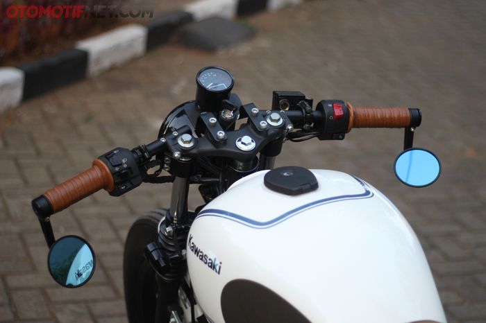 Setang Kawasaki W175 diganti model jepit biar posisi duduk nunduk layaknya cafe racer