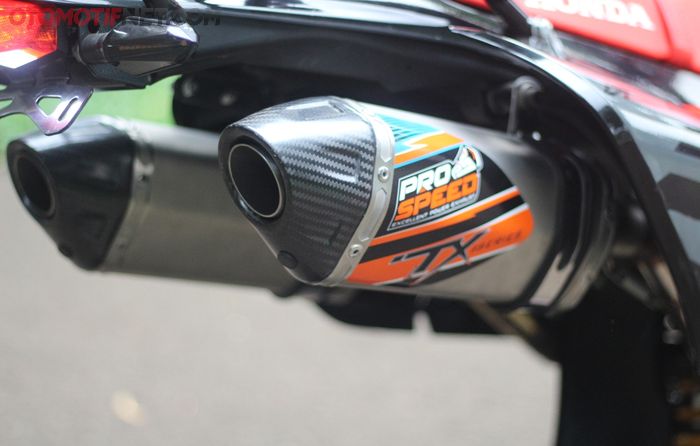 Knalpot pakai Prospeed TX Series model dual silencer, jadi nongol di sisi kanan kiri bodi belakang Honda CRF250 Rally