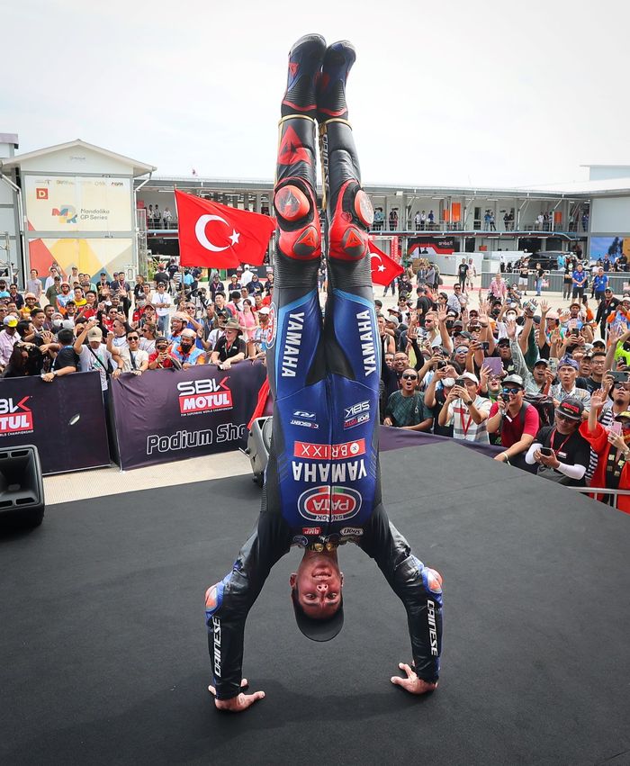 Begini cara Toprak Razgatlioglu merayakan kemenangannya di Race 1 WordSBK Indonesia 2022