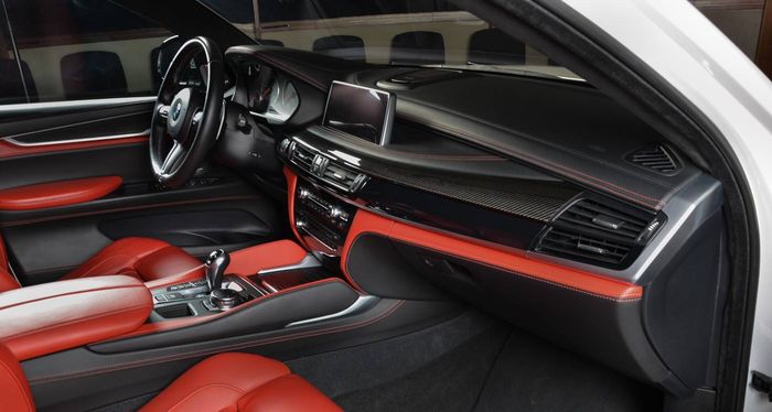 Kabin BMW X6M dengan lapisan kulit merah