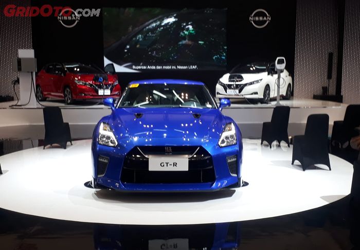 Nissan GT-R berkelir biru yang ditampilkan di ajang GIIAS 2021