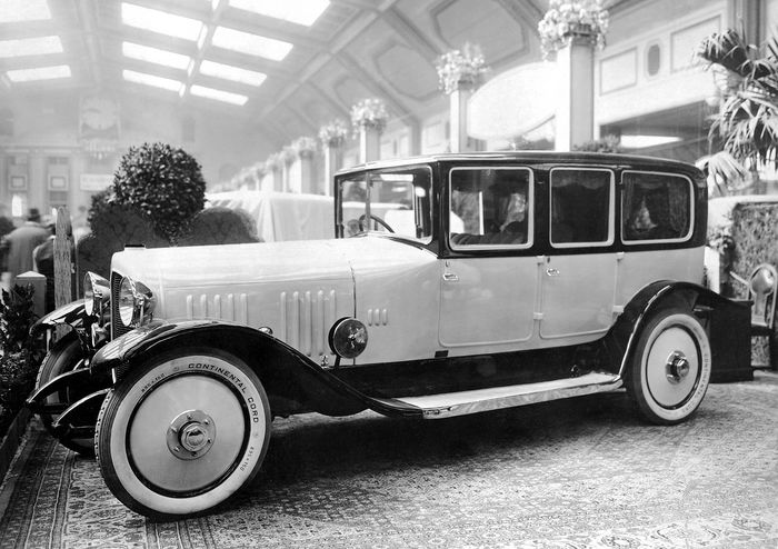 Deutsche Automobil-Ausstellung in Berlin, 1921: Die Maybach-Motorenbau GmbH pr&auml;sentiert ihr erstes Automobil, einen Maybach W 3. Die Karosserie stammt von Auer aus Cannstatt. (Fotosignatur der Mercedes-Benz Classic Archive: 1981MTU2056)   German Automotive Exhibition in Berlin, 1921: Maybach-Motorenbau GmbH showcases its first car, a Maybach W 3. The body was produced by Auer from Cannstatt. (Photo signature in the Mercedes-Benz Classic archive: 1981MTU2056) 
