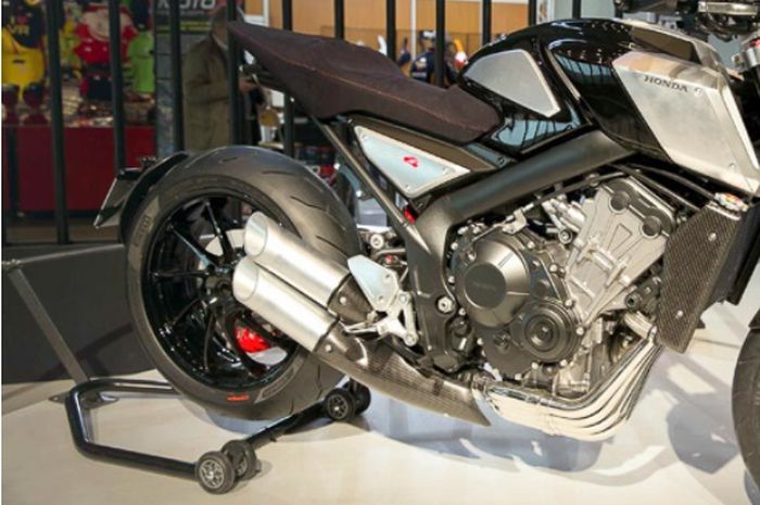 Dadaro Bilhore (48), selama tiga tahun terakhir berjuang menutup lubang jalan di kota Mumbai, India