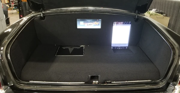 Komponen Tesla layar tablet di dalam bagasi