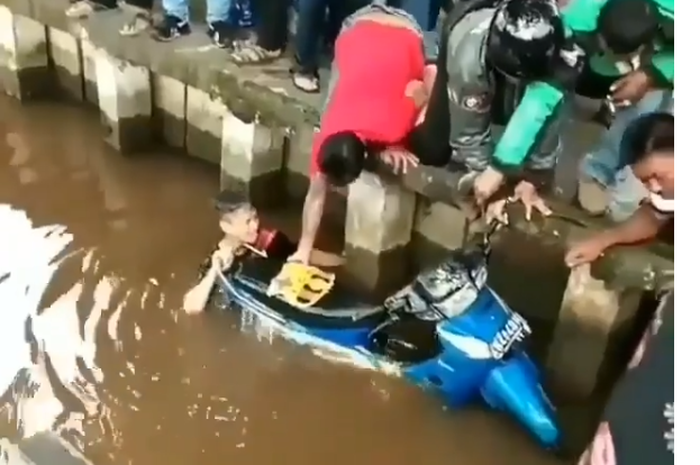 Motor bebek nyemplung ke dalam sungai
