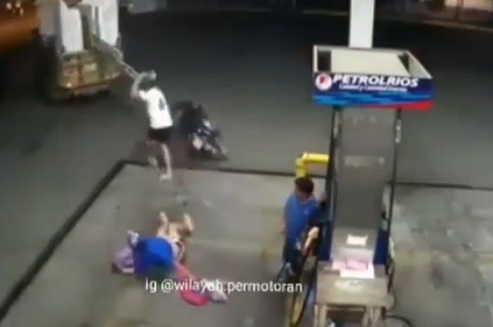 Motor tersangkut di muatan truk